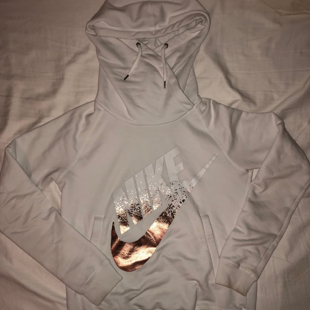 woman’s nike sweatshirt